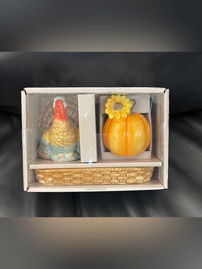 Thanksgiving Potter's Studio Turkey and Pumpkin Salt and Pepper Shakers and Tray